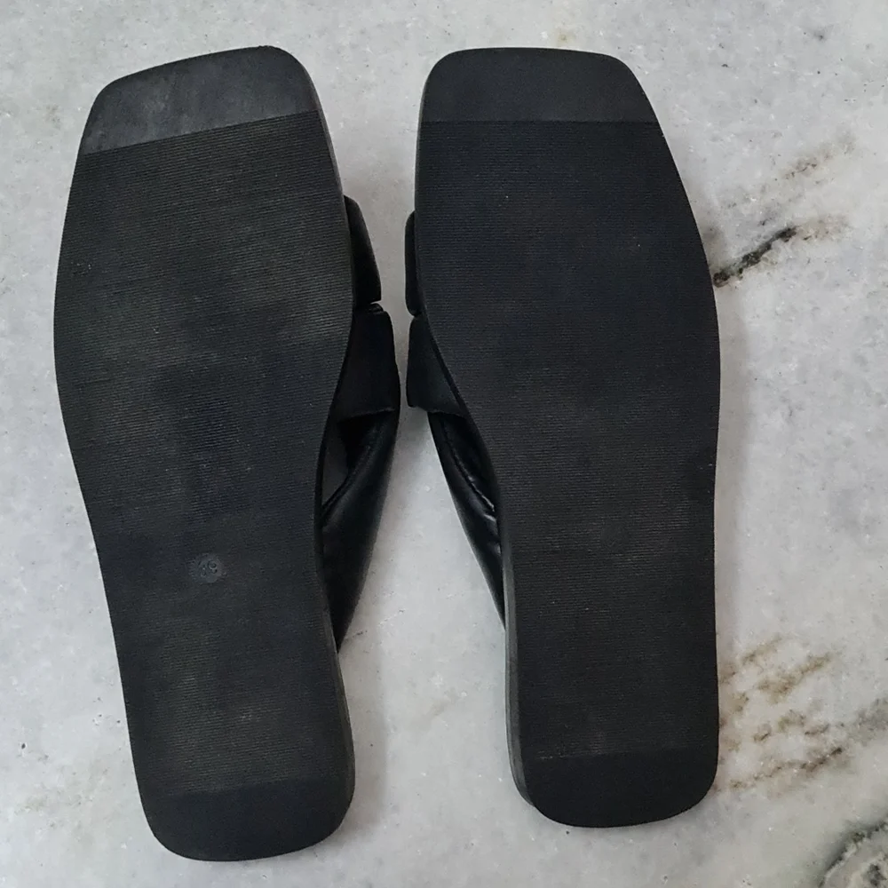 Imitation leather padded slides. - Picture 6 of 10